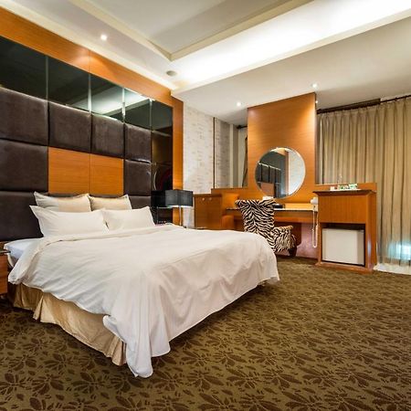 Uline Motel Taipei Bagian luar foto